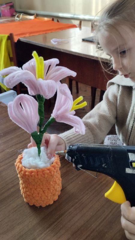 В Приазовском ДК на кружке " Вязание крючком " девочки не ограничились клубочками! Создав милые башмачки, они также попробовали себя в работе с синельной проволокой, из которой получился замечательный цветок! В Приазовском ДК на кружке " Вязание крючком " девочки не ограничились клубочками! Создав милые башмачки, они также попробовали себя в работе с синельной проволокой, из которой получился замечательный цветок!