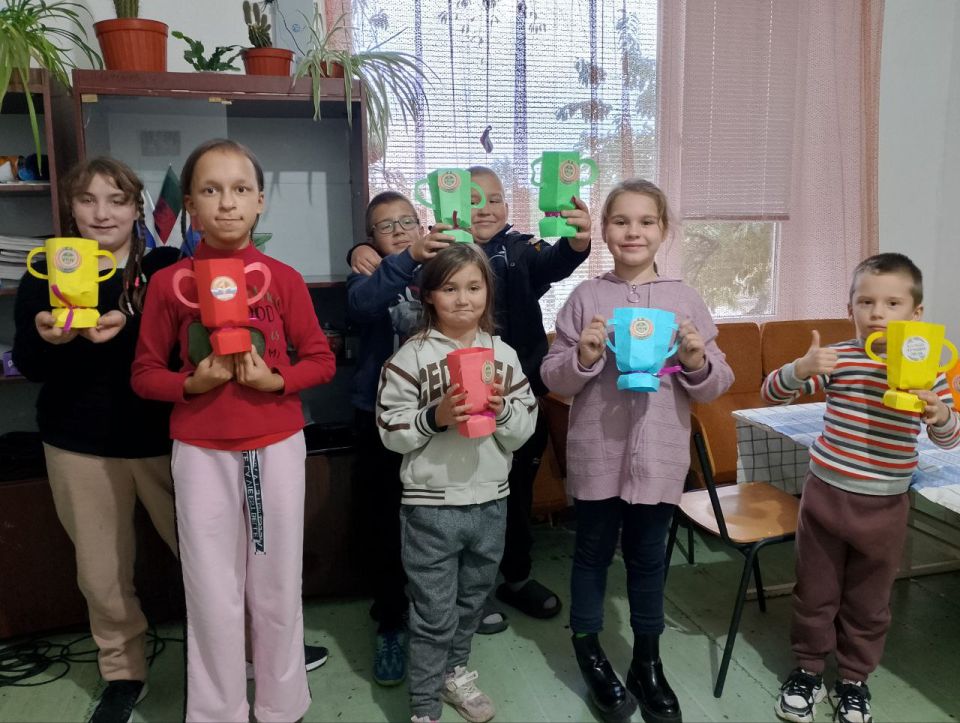 Сегодня День отца, а значит, Мы поздравляем всех мужчин, Которым выпала удача Детей воспитывать, растить Сегодня День отца, а значит, Мы поздравляем всех мужчин, Которым выпала удача Детей воспитывать, растить