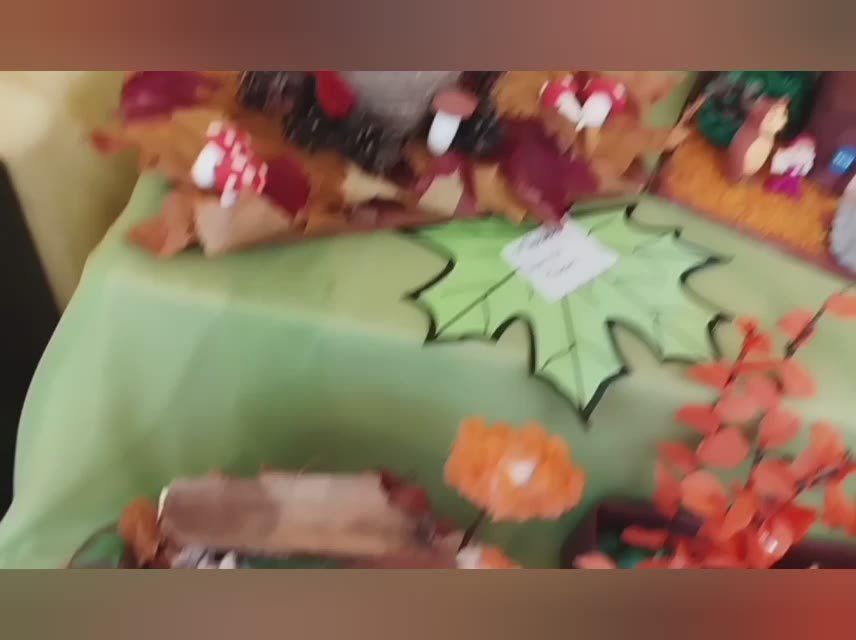 Осень - время вдохновения. Традиционно в Энергодаре в школах и детских садах проходят конкурсы и выставки, где материалы для творчества дарит осенняя пора