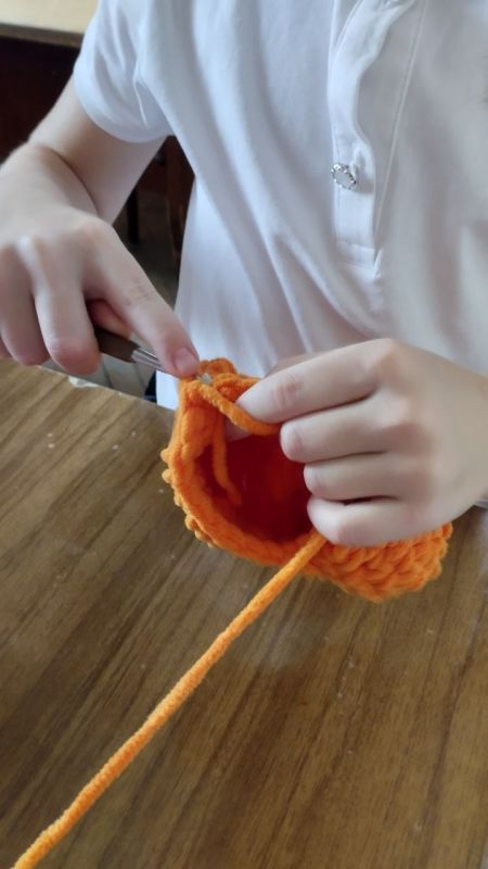 В Приазовском ДК на кружке " Вязание крючком " девочки не ограничились клубочками! Создав милые башмачки, они также попробовали себя в работе с синельной проволокой, из которой получился замечательный цветок! В Приазовском ДК на кружке " Вязание крючком " девочки не ограничились клубочками! Создав милые башмачки, они также попробовали себя в работе с синельной проволокой, из которой получился замечательный цветок!