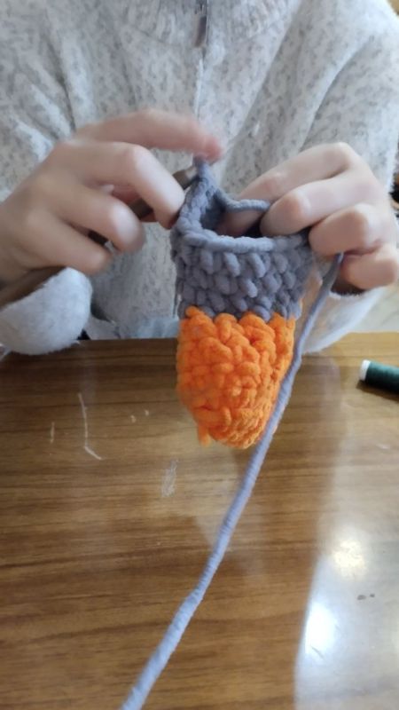 В Приазовском ДК на кружке " Вязание крючком " девочки не ограничились клубочками! Создав милые башмачки, они также попробовали себя в работе с синельной проволокой, из которой получился замечательный цветок! В Приазовском ДК на кружке " Вязание крючком " девочки не ограничились клубочками! Создав милые башмачки, они также попробовали себя в работе с синельной проволокой, из которой получился замечательный цветок!