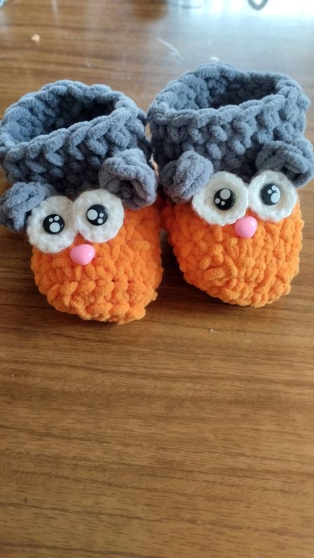 В Приазовском ДК на кружке " Вязание крючком " девочки не ограничились клубочками! Создав милые башмачки, они также попробовали себя в работе с синельной проволокой, из которой получился замечательный цветок!