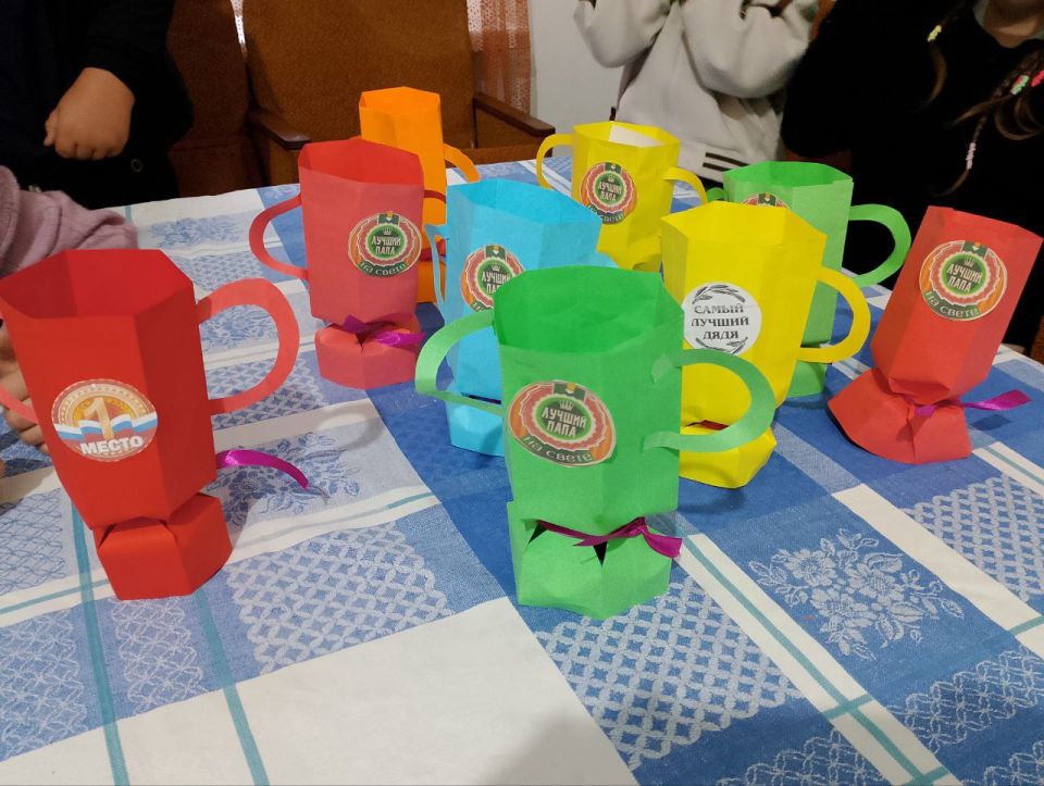 Сегодня День отца, а значит, Мы поздравляем всех мужчин, Которым выпала удача Детей воспитывать, растить Сегодня День отца, а значит, Мы поздравляем всех мужчин, Которым выпала удача Детей воспитывать, растить