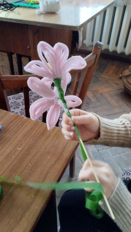 В Приазовском ДК на кружке " Вязание крючком " девочки не ограничились клубочками! Создав милые башмачки, они также попробовали себя в работе с синельной проволокой, из которой получился замечательный цветок! В Приазовском ДК на кружке " Вязание крючком " девочки не ограничились клубочками! Создав милые башмачки, они также попробовали себя в работе с синельной проволокой, из которой получился замечательный цветок!