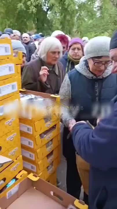 Очередь за хлебом.... В оккупированном киевским режимом городе Запорожье — сотни людей, в основном пенсионеры, выстроились в огромную очередь, чтобы получить одну буханку хлеба и две консервы. Гуманитарную помощь раздавала...