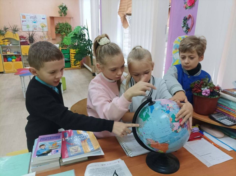 Учебная неделя в ГБУ ОО ЗО "Партизанская школа - детский сад" началась традиционно - с внеурочного занятия "Разговоры о важном"