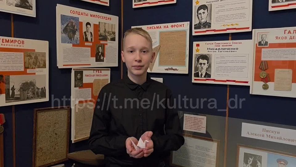 Сегодня в музее ДК "Горняк" города Днепрорудное в зале Боевой славы состоялся замечательный момент! Ученик театрального кружка "Созвездие" Никита Попович прочитал потрясающее стихотворение "Журавли"