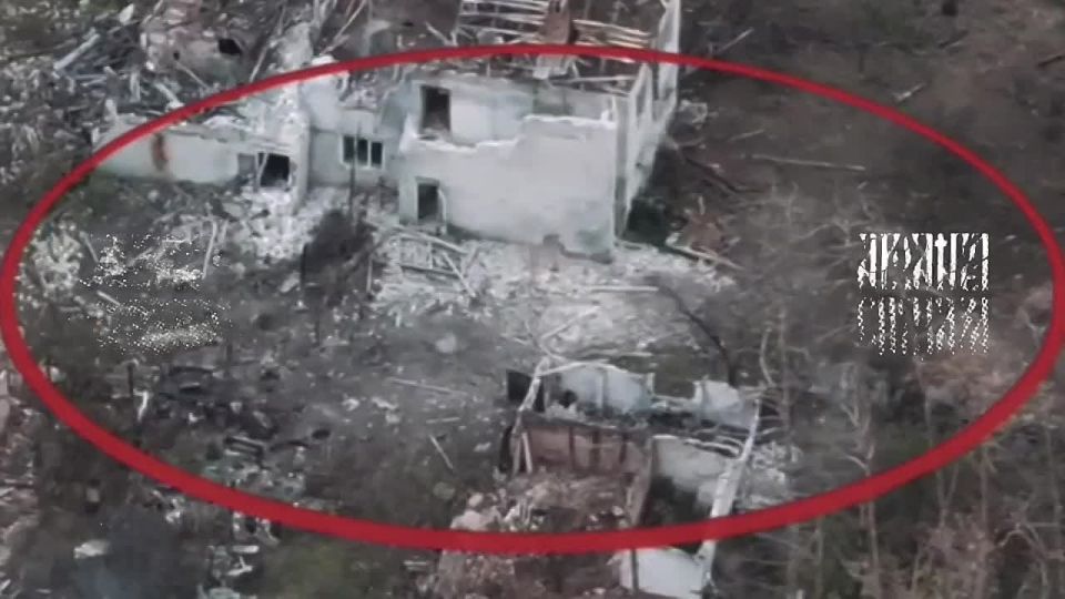 Российский военный подобрался к позициям ВСУ и забросил противотанковую мину ТМ-62М в здание в Синельниково около Волчанска Харьковской области