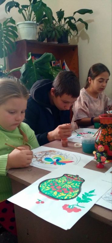 В Переможненском СДК состоялась познавательно- творческая программа "Золотая Хохлома" В Переможненском СДК состоялась познавательно- творческая программа "Золотая Хохлома"