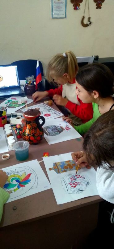 В Переможненском СДК состоялась познавательно- творческая программа "Золотая Хохлома" В Переможненском СДК состоялась познавательно- творческая программа "Золотая Хохлома"