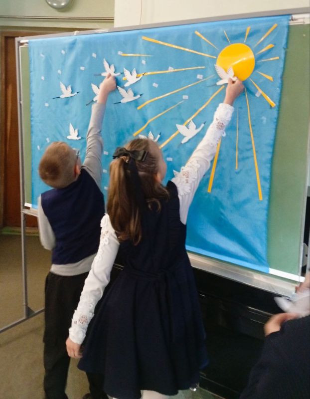 22 октября акцией «Под крылом белых журавлей» в ДК «Современник» отметили День памяти павших воинов в вооружённых конфликтах 22 октября акцией «Под крылом белых журавлей» в ДК «Современник» отметили День памяти павших воинов в вооружённых конфликтах