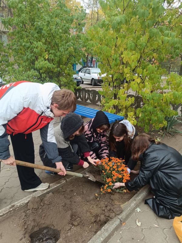 На территории Мелитопольского колледжа культуры и искусств засияла яркая и красочная акция «Бал хризантем» На территории Мелитопольского колледжа культуры и искусств засияла яркая и красочная акция «Бал хризантем»