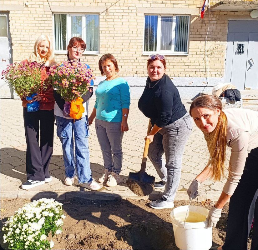 На территории Мелитопольского колледжа культуры и искусств засияла яркая и красочная акция «Бал хризантем» На территории Мелитопольского колледжа культуры и искусств засияла яркая и красочная акция «Бал хризантем»