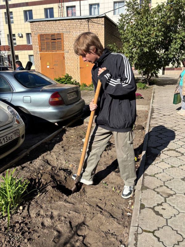 На территории Мелитопольского колледжа культуры и искусств засияла яркая и красочная акция «Бал хризантем» На территории Мелитопольского колледжа культуры и искусств засияла яркая и красочная акция «Бал хризантем»