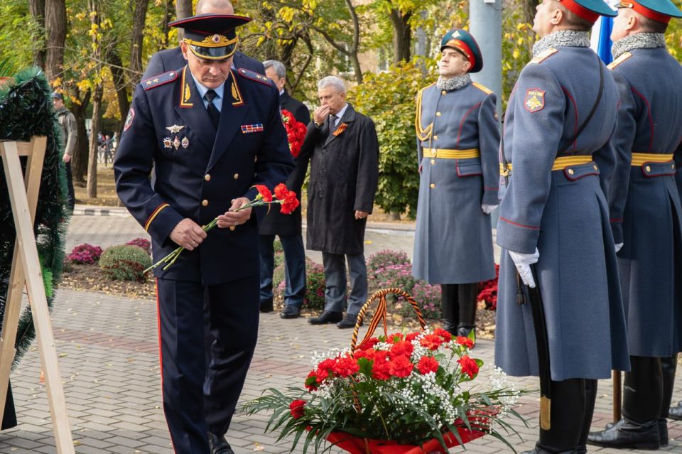 23 октября, в годовщину освобождения Мелитополя, отдавая дань уважения героизму советских воинов, пожертвовавших собой ради избавления города от немецко-фашистской оккупации, начальник Главного управления МВД России по... 23 октября, в годовщину освобождения Мелитополя, отдавая дань уважения героизму советских воинов, пожертвовавших собой ради избавления города от немецко-фашистской оккупации, начальник Главного управления МВД России по...