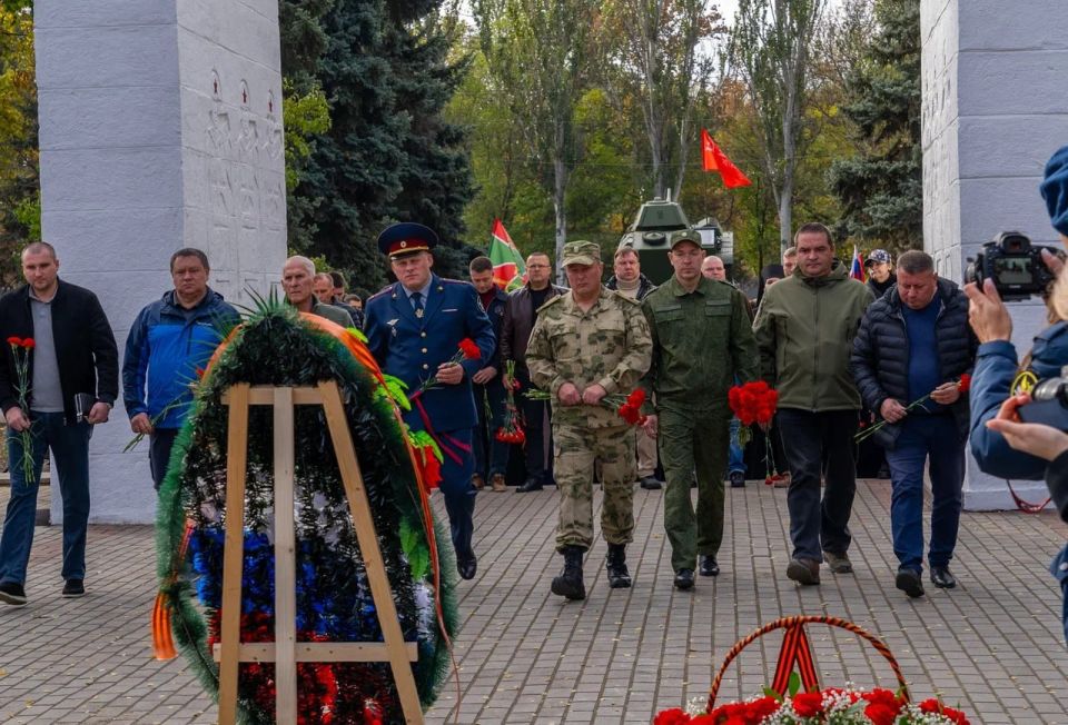 Заместитель руководителя следственного управления Следственного комитета Российской Федерации по Запорожской области принял участие в торжественной церемонии возложения цветов Заместитель руководителя следственного управления Следственного комитета Российской Федерации по Запорожской области принял участие в торжественной церемонии возложения цветов