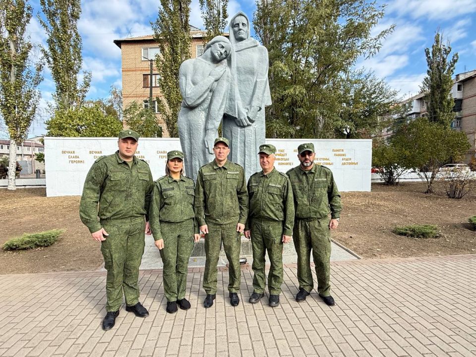 Заместитель руководителя следственного управления Следственного комитета Российской Федерации по Запорожской области принял участие в торжественной церемонии возложения цветов Заместитель руководителя следственного управления Следственного комитета Российской Федерации по Запорожской области принял участие в торжественной церемонии возложения цветов