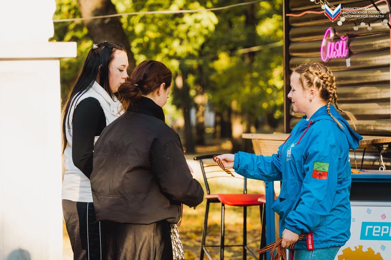 В День освобождения Мелитополя добровольцы раздали жителям Георгиевские ленты В День освобождения Мелитополя добровольцы раздали жителям Георгиевские ленты