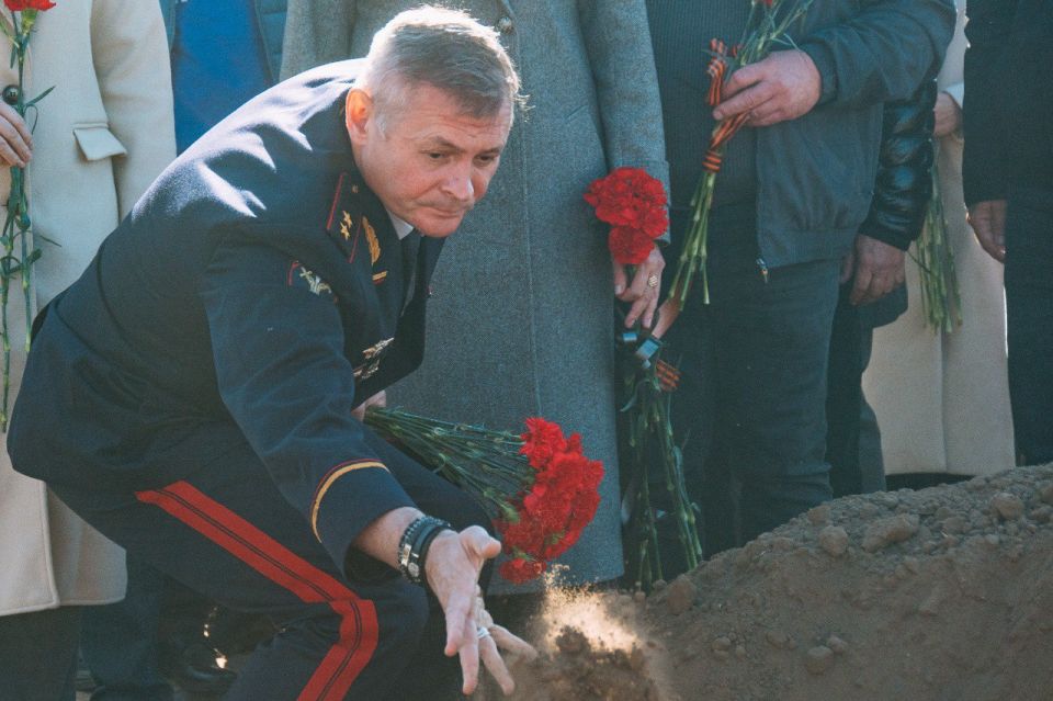 В селе Мордвиновка Запорожской области, на территории мемориального комплекса "Линия Вотан", прошла траурная церемония, посвященная перезахоронению останков солдат Советской армии, отдавших свои жизни, защищая Мелитополь в... В селе Мордвиновка Запорожской области, на территории мемориального комплекса "Линия Вотан", прошла траурная церемония, посвященная перезахоронению останков солдат Советской армии, отдавших свои жизни, защищая Мелитополь в...