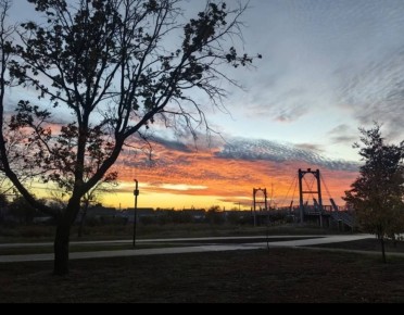 Как наша жизнь размеренно течёт! Рассвет сменяет ночь, а день – закаты, Их много, но они наперечёт, И ими жизнь у каждого богата