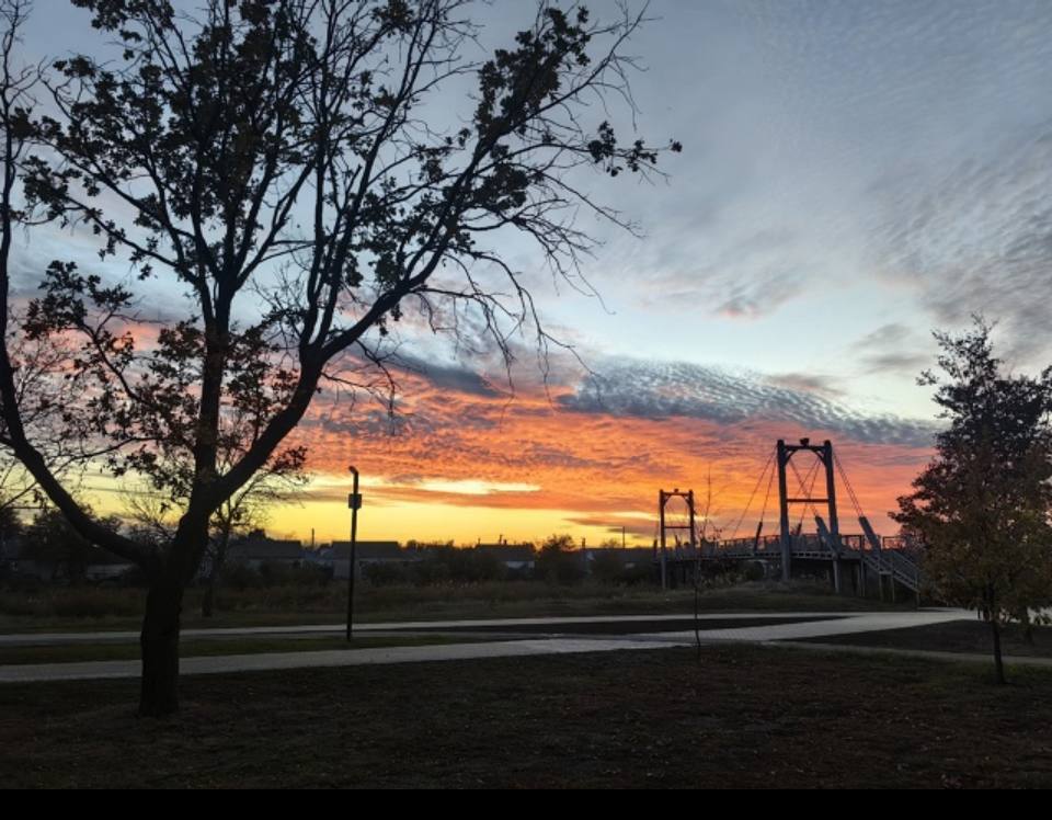 Как наша жизнь размеренно течёт! Рассвет сменяет ночь, а день – закаты, Их много, но они наперечёт, И ими жизнь у каждого богата