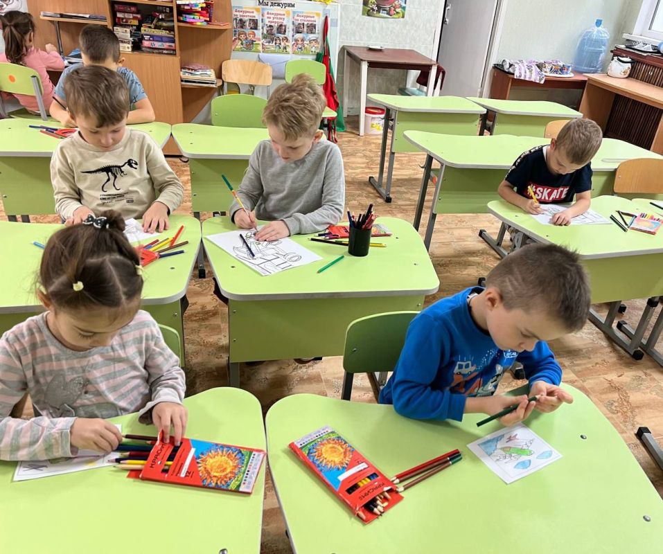 В честь дня освобождения города Мелитополь сотрудники Мелитопольской областной научной библиотеки имени М. Горького совместно с воспитанниками дошкольной образовательной организации № 48 «Мишка» провели минутку памяти... В честь дня освобождения города Мелитополь сотрудники Мелитопольской областной научной библиотеки имени М. Горького совместно с воспитанниками дошкольной образовательной организации № 48 «Мишка» провели минутку памяти...