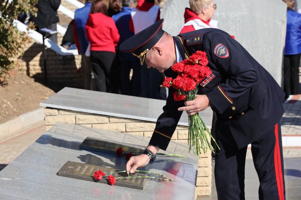 В селе Мордвиновка Запорожской области, на территории мемориального комплекса "Линия Вотан", прошла траурная церемония, посвященная перезахоронению останков солдат Советской армии, отдавших свои жизни, защищая Мелитополь в... В селе Мордвиновка Запорожской области, на территории мемориального комплекса "Линия Вотан", прошла траурная церемония, посвященная перезахоронению останков солдат Советской армии, отдавших свои жизни, защищая Мелитополь в...