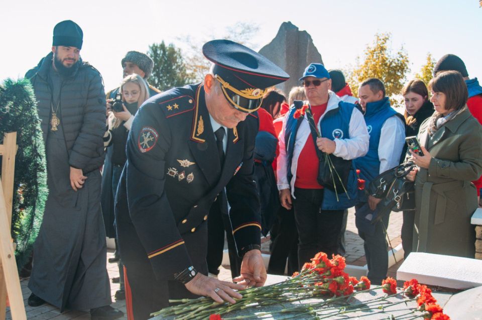 В селе Мордвиновка Запорожской области, на территории мемориального комплекса "Линия Вотан", прошла траурная церемония, посвященная перезахоронению останков солдат Советской армии, отдавших свои жизни, защищая Мелитополь в... В селе Мордвиновка Запорожской области, на территории мемориального комплекса "Линия Вотан", прошла траурная церемония, посвященная перезахоронению останков солдат Советской армии, отдавших свои жизни, защищая Мелитополь в...