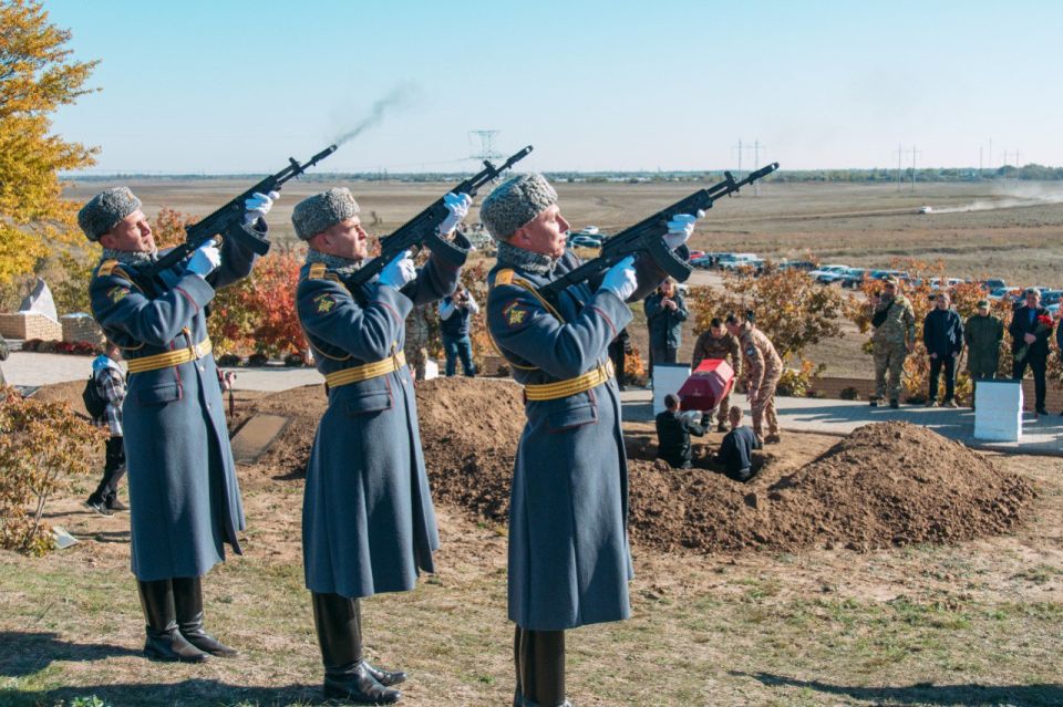 В селе Мордвиновка Запорожской области, на территории мемориального комплекса "Линия Вотан", прошла траурная церемония, посвященная перезахоронению останков солдат Советской армии, отдавших свои жизни, защищая Мелитополь в... В селе Мордвиновка Запорожской области, на территории мемориального комплекса "Линия Вотан", прошла траурная церемония, посвященная перезахоронению останков солдат Советской армии, отдавших свои жизни, защищая Мелитополь в...