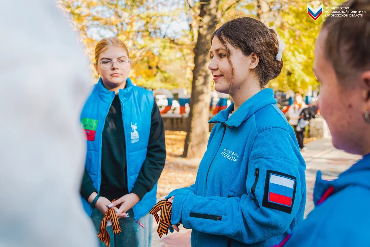 В День освобождения Мелитополя добровольцы раздали жителям Георгиевские ленты В День освобождения Мелитополя добровольцы раздали жителям Георгиевские ленты