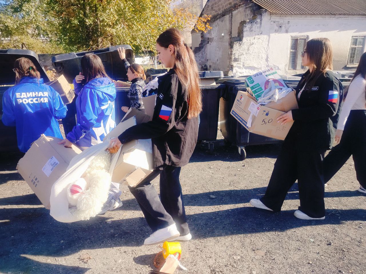 Молодогвардейцы и активисты ЮгМолодой сделали доброе дело вместе! Молодогвардейцы и активисты ЮгМолодой сделали доброе дело вместе!