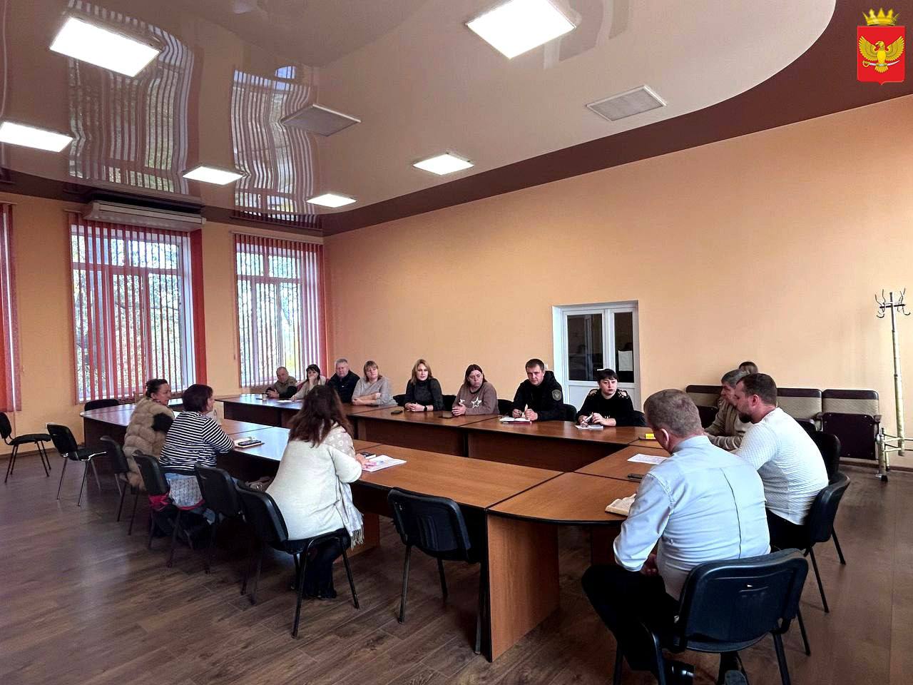В четверг, 23 октября, в малом зале администрации Приморского муниципалитета состоялась встреча ведущих инспекторов сел округа с заместителем главы по вопросам ЖКХ, транспорта и архитектуры Александром Галием