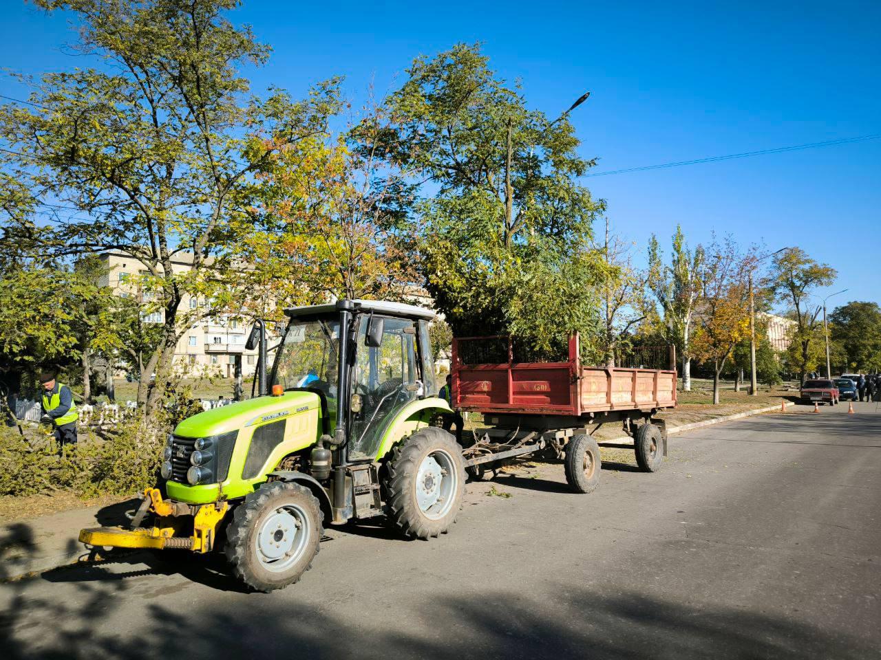Коммунальная служба проводит плановую санитарную опиловку деревьев в Акимовке Коммунальная служба проводит плановую санитарную опиловку деревьев в Акимовке
