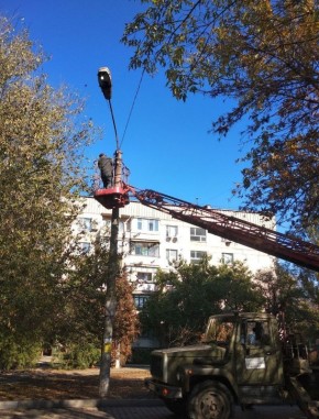 Коммунальщики восстанавливают уличное освещение на территории города Токмак