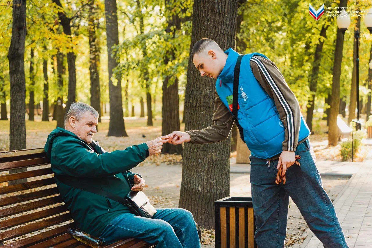 В День освобождения Мелитополя добровольцы раздали жителям Георгиевские ленты В День освобождения Мелитополя добровольцы раздали жителям Георгиевские ленты