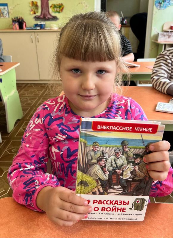 В честь дня освобождения города Мелитополь сотрудники Мелитопольской областной научной библиотеки имени М. Горького совместно с воспитанниками дошкольной образовательной организации № 48 «Мишка» провели минутку памяти... В честь дня освобождения города Мелитополь сотрудники Мелитопольской областной научной библиотеки имени М. Горького совместно с воспитанниками дошкольной образовательной организации № 48 «Мишка» провели минутку памяти...