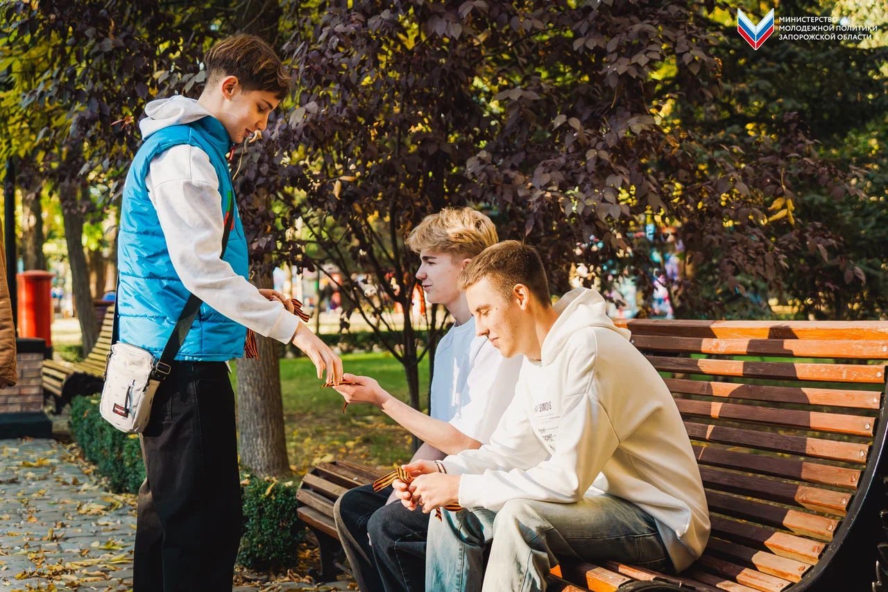 В День освобождения Мелитополя добровольцы раздали жителям Георгиевские ленты В День освобождения Мелитополя добровольцы раздали жителям Георгиевские ленты