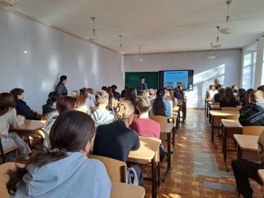 Председатель территориальной избирательной комиссии № 12 Пологовского муниципального округа провела мероприятие для учеников 9-11 классов ГБУ ОО ЗО "СОШ № 4", направленное на повышение правовой культуры будущих избирателей