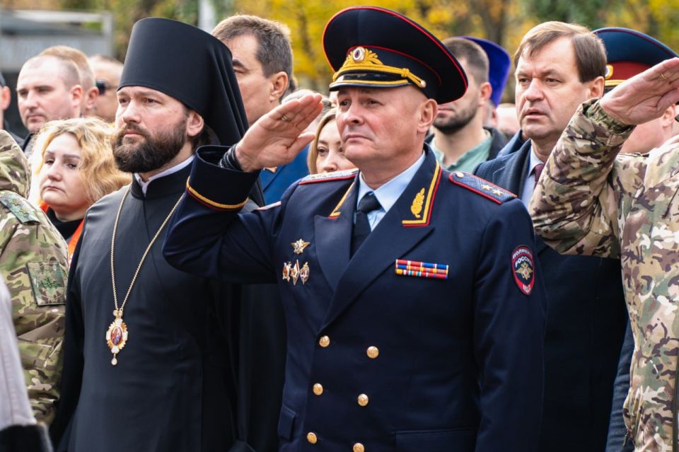 23 октября, в годовщину освобождения Мелитополя, отдавая дань уважения героизму советских воинов, пожертвовавших собой ради избавления города от немецко-фашистской оккупации, начальник Главного управления МВД России по... 23 октября, в годовщину освобождения Мелитополя, отдавая дань уважения героизму советских воинов, пожертвовавших собой ради избавления города от немецко-фашистской оккупации, начальник Главного управления МВД России по...