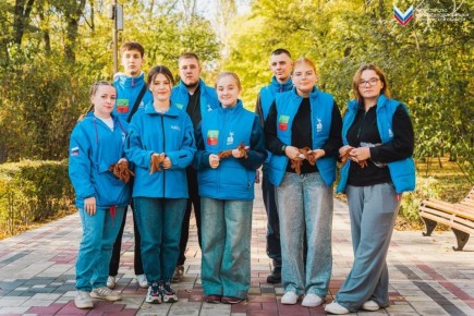 В День освобождения Мелитополя добровольцы раздали жителям Георгиевские ленты