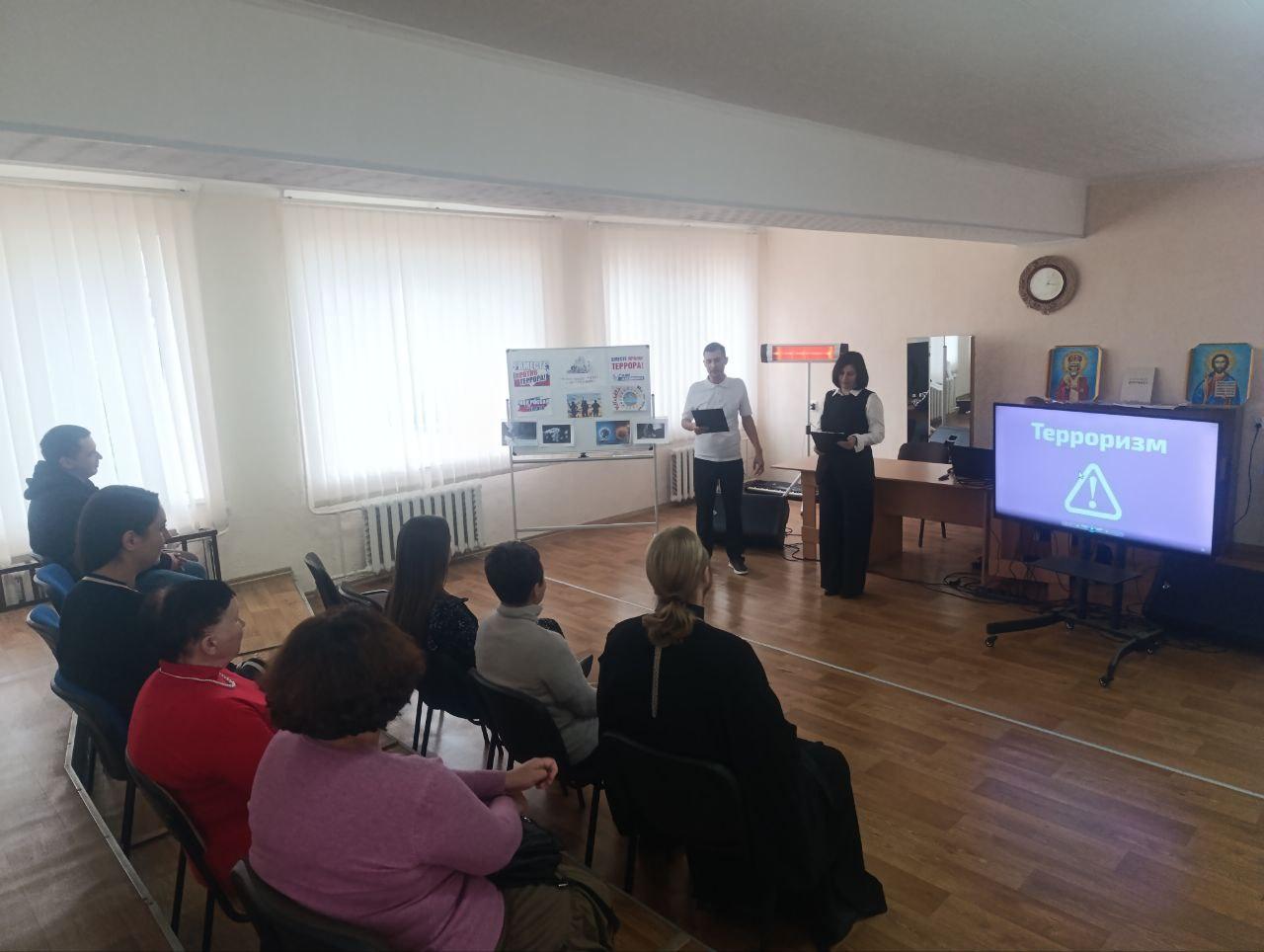 В Приморском ДК прошел кинолекторий «Мы против террора!» В Приморском ДК прошел кинолекторий «Мы против террора!»