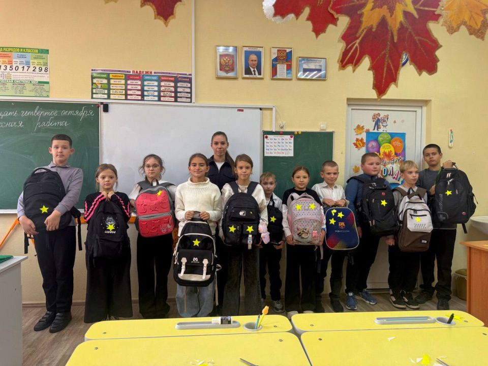 Сотрудники Госавтоинспекции проводят для учащихся начальных классов мастер-классы «Засветись ради жизни - сделай фликер!»