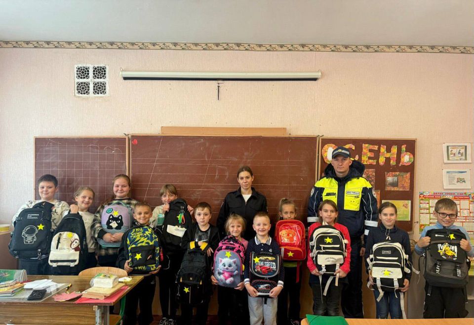 Сотрудники Госавтоинспекции проводят для учащихся начальных классов мастер-классы «Засветись ради жизни - сделай фликер!» Сотрудники Госавтоинспекции проводят для учащихся начальных классов мастер-классы «Засветись ради жизни - сделай фликер!»