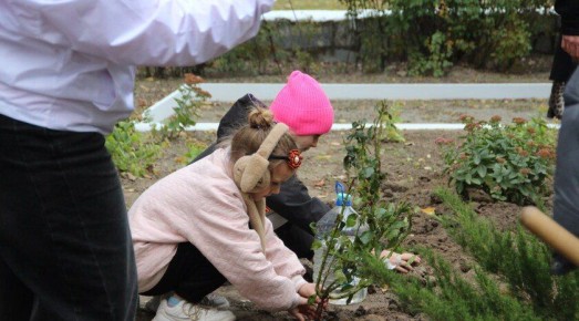 В Мелитополе высадили 88 роз в память о героях-освободителях