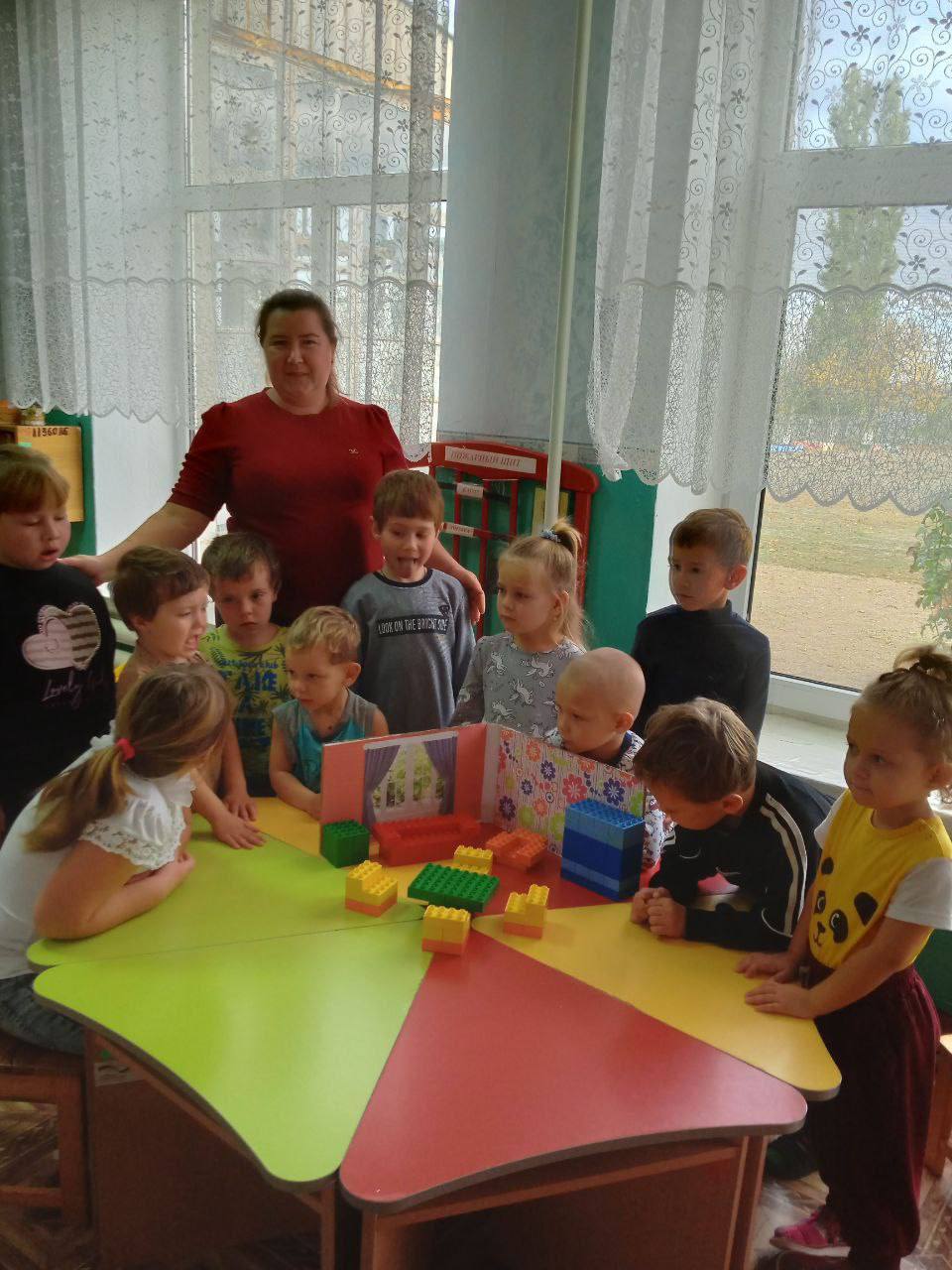 ФОТО ДНЯ. Малыши Партизанского детского сада примеряли на себя роль дизайнера интерьера! Ребята с увлечением создавали из деталей конструктора мебель для кукольного домика, в процессе закрепляя в памяти правильные названия... ФОТО ДНЯ. Малыши Партизанского детского сада примеряли на себя роль дизайнера интерьера! Ребята с увлечением создавали из деталей конструктора мебель для кукольного домика, в процессе закрепляя в памяти правильные названия...