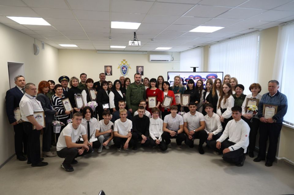 В Мелитополе обучающиеся кадетского класса СК России приняли торжественно присягу