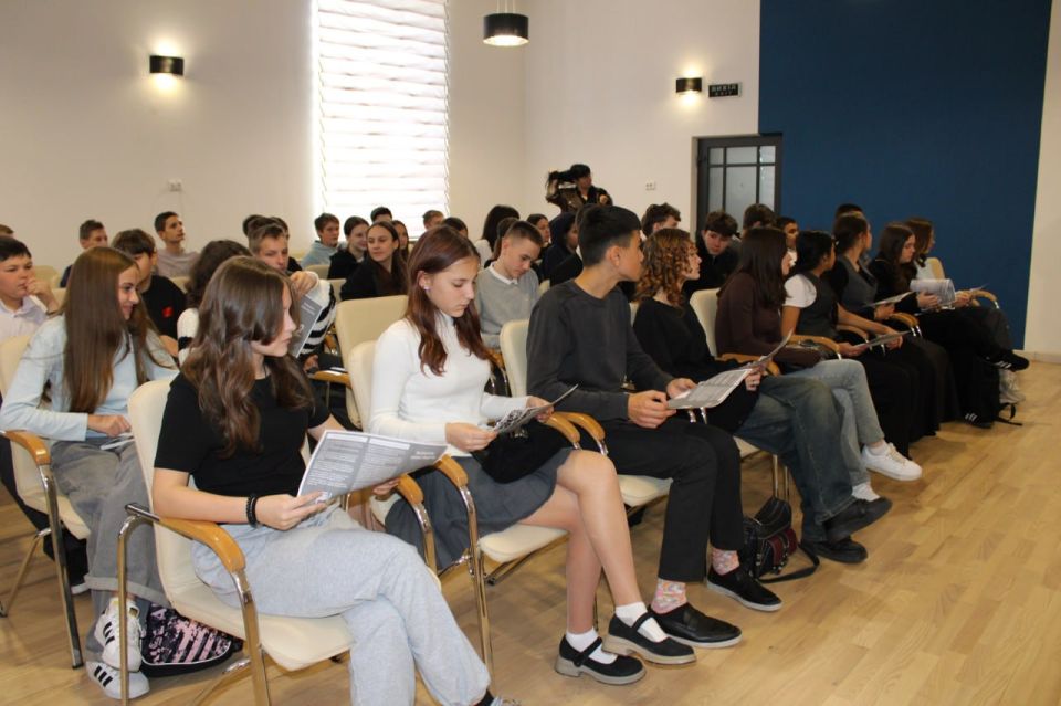 В Мелитополе транспортные полицейские провели для школьников лекцию о противодействии экстремизму и терроризму В Мелитополе транспортные полицейские провели для школьников лекцию о противодействии экстремизму и терроризму