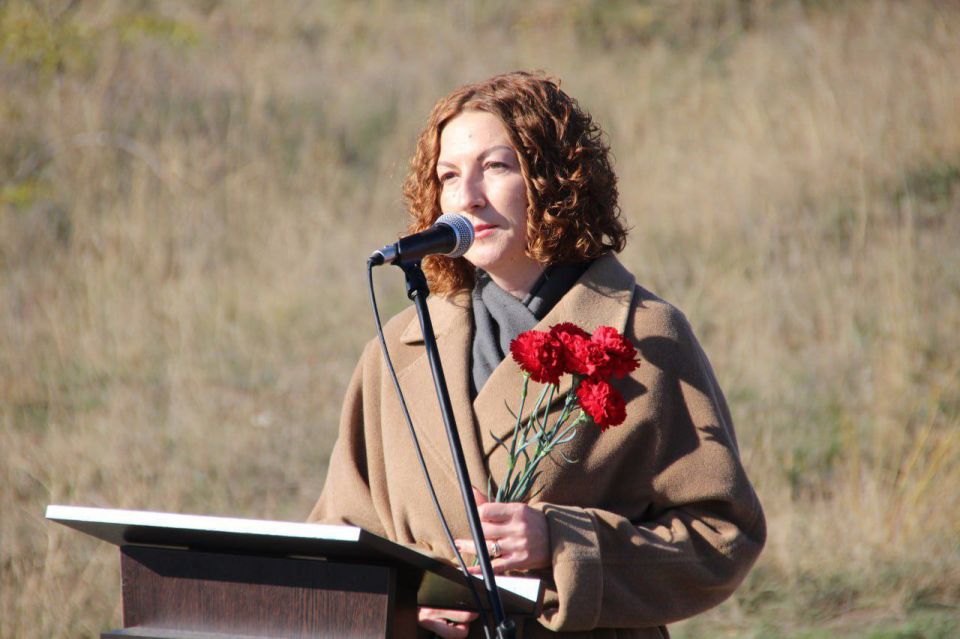 Министр культуры Светлана Назина приняла участие в церемонии перезахоронения бойцов Красной армии в Мордвиновке Министр культуры Светлана Назина приняла участие в церемонии перезахоронения бойцов Красной армии в Мордвиновке