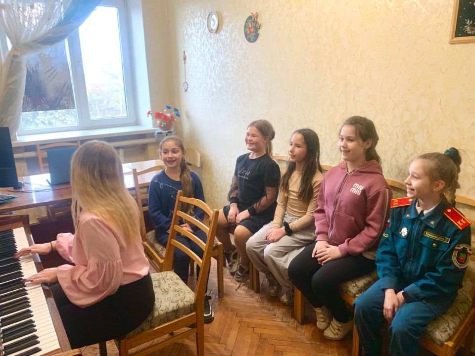 В нашем Приазовском Доме Культуры продолжаются занятия по эстрадному вокалу, наполненные музыкой, творчеством и стремлением к совершенству! В нашем Приазовском Доме Культуры продолжаются занятия по эстрадному вокалу, наполненные музыкой, творчеством и стремлением к совершенству!