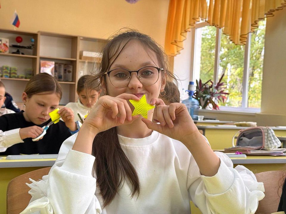 Сотрудники Госавтоинспекции проводят для учащихся начальных классов мастер-классы «Засветись ради жизни - сделай фликер!» Сотрудники Госавтоинспекции проводят для учащихся начальных классов мастер-классы «Засветись ради жизни - сделай фликер!»